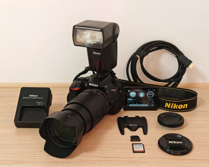 Nikon D5600, Kit complet (Obiectiv 18-140mm, Flash, Card 128gb, Filtru UV), Impecabil - 4.213 cadre 
3.999,00