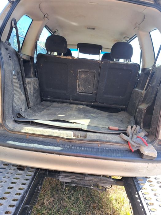 Продавам Зафира А на части