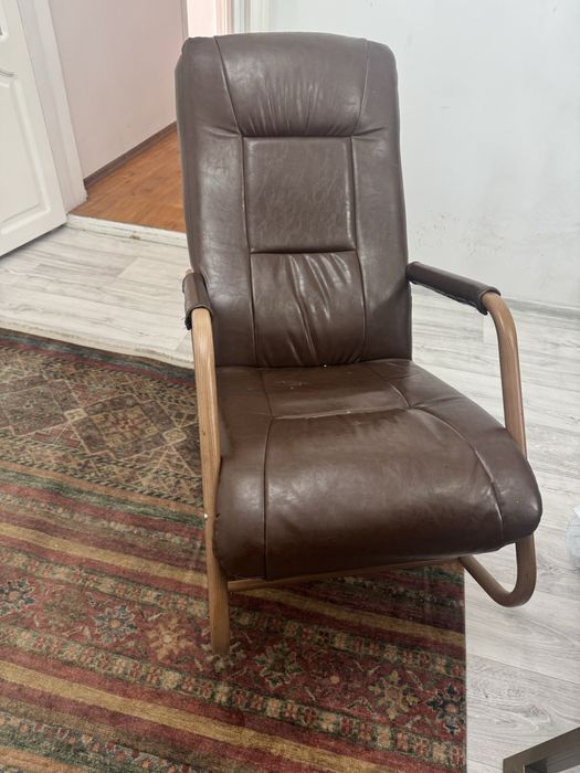 продам кресло качалку , кожаный материал