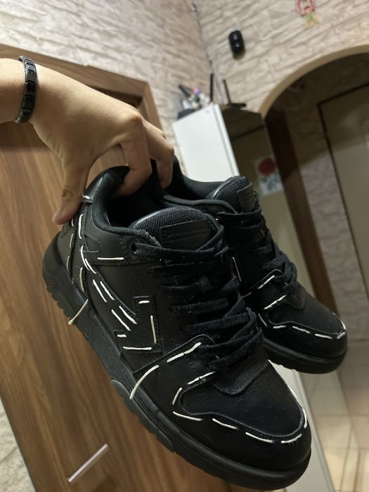 Обувки off-white оригинални 45 номер. Обувките са носени но са като чисто нови продавам ги защото са ми мбого големи. Приема се и бартер за 43 номер