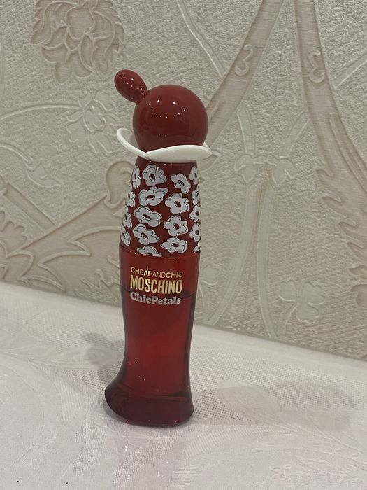 Продам Парфюм Moschino Chic Petals