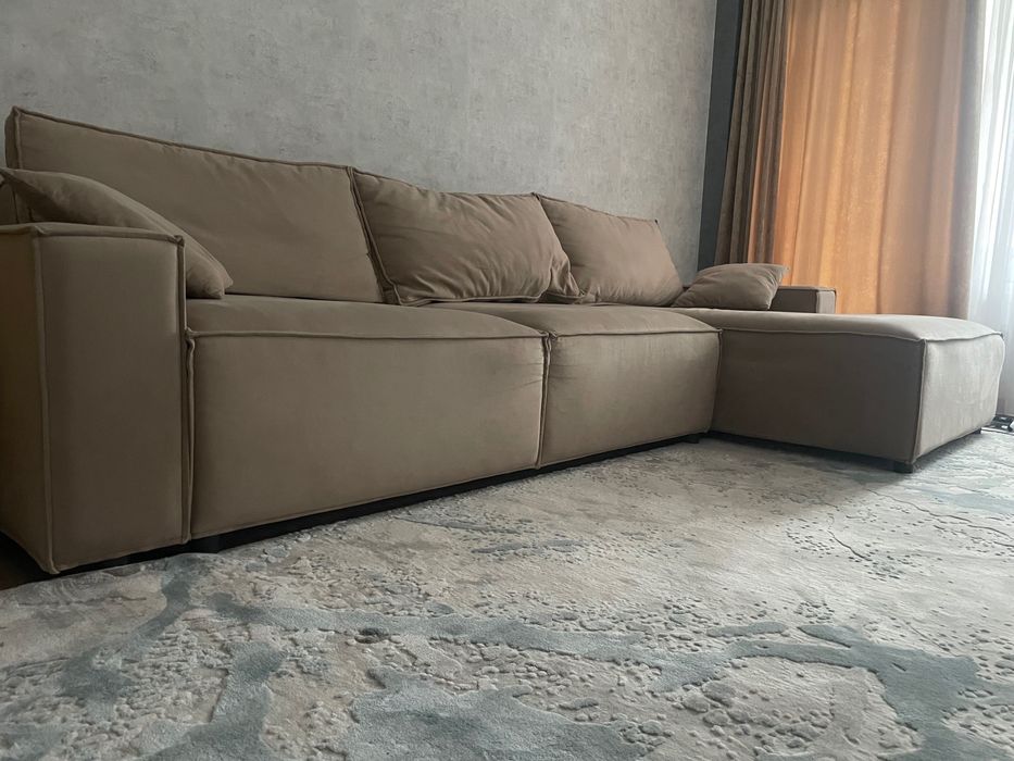 Угловой диван в хорошем состоянии