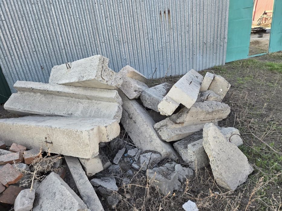 Кирпичи и глина в мешках