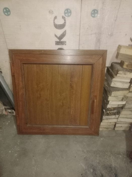 Окна, парта со стульчики.