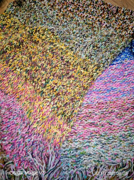 Ръчно изплетен пухкав зимен шал