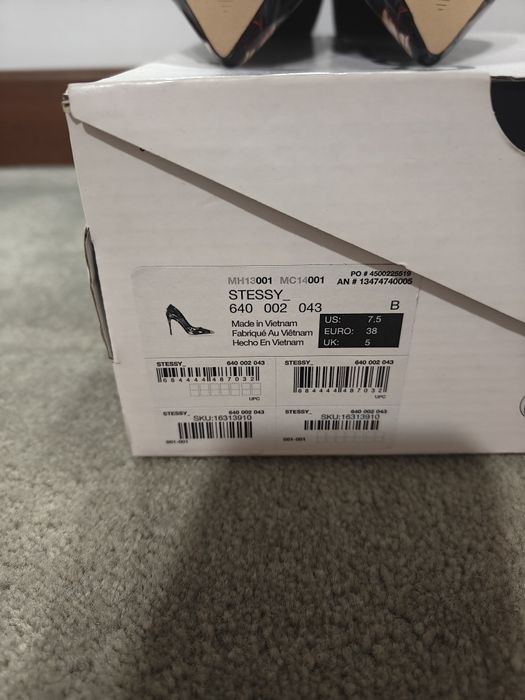 Черни обувки на ток 38 номер с цветя