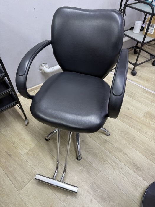 Продам кресло парикмахерское