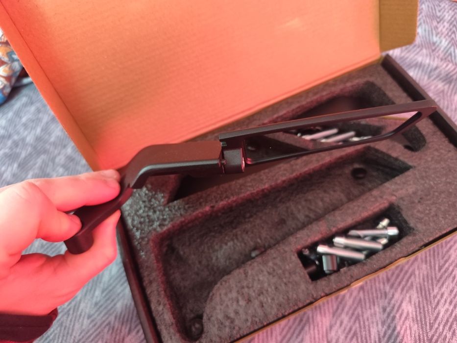 Vând oglinzi moto .