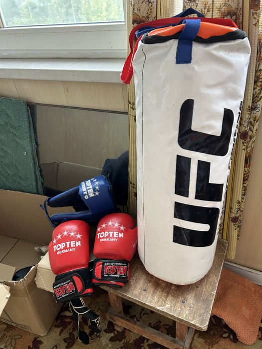 Продам грушу , перчатки , шлем