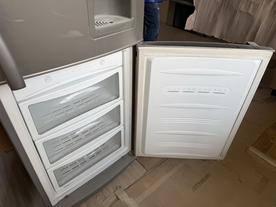 Хладилник с диспенсър LG