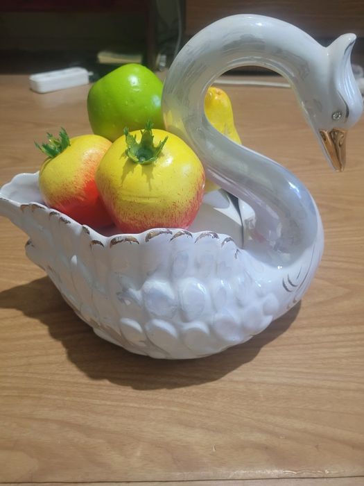 Сувенирная ваза  лебедь