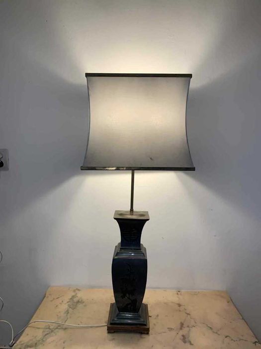 Veioza cu doua becuri amplasate pe suport din alama