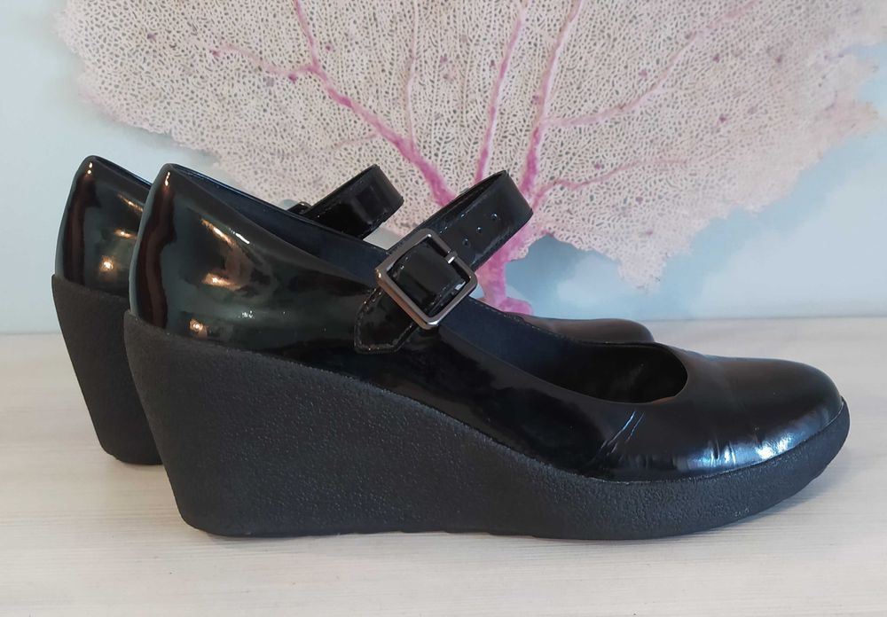 CLARKS черни, лачени – на платформа, № 40