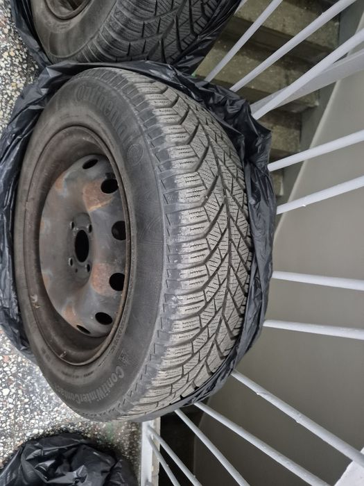 Vând set anvelope Continental 185/65 R15 (de iarnă), jante și capacele de ornament.
