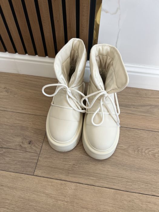 СРОЧНО ПРОДАЮ Зимние дутики молочного цвета