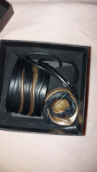 Комплект бижута от естествена кожа с естествен камък