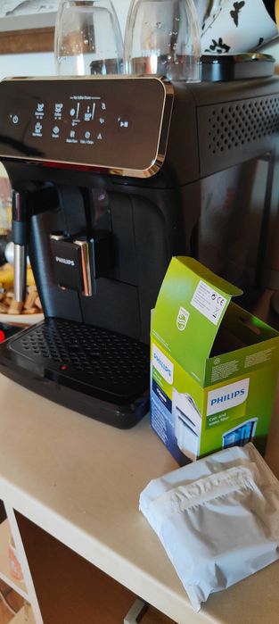 Кафе автомат Philips EP2220/10 + нов филтър