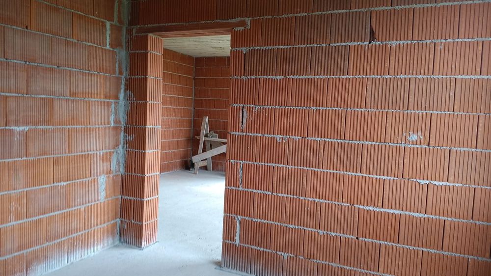 Casă în roșu Oșorhei - Oportunitate unică de investiție