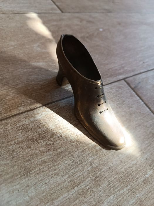 Бронзов пепелик обувка