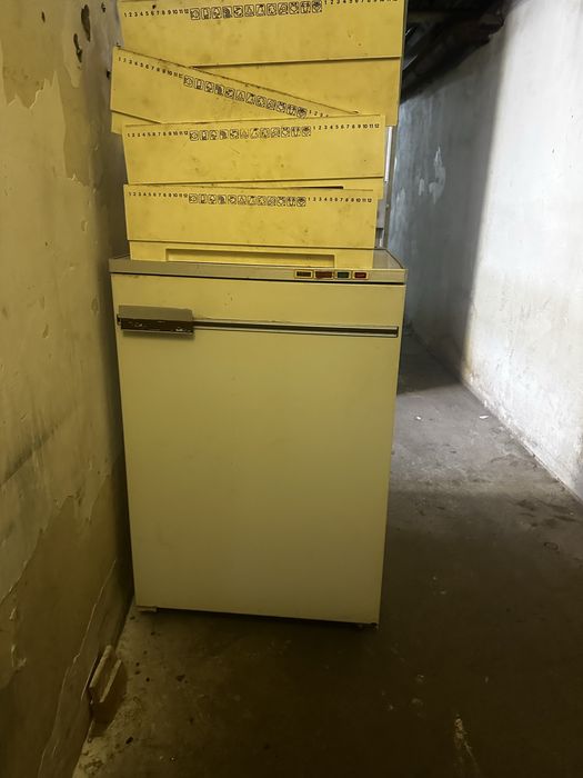 Продам старый морозильник