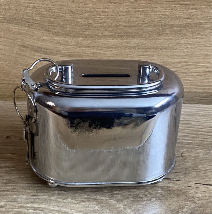 Метална касичка с ключ