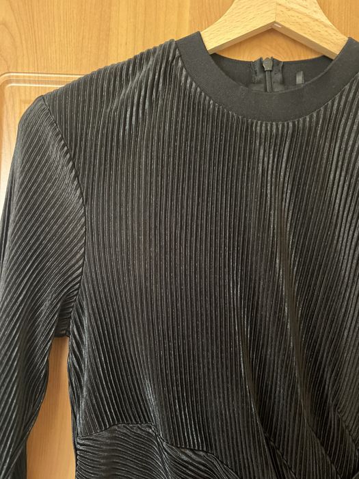 Елегантна черна рокля Guess, размер S