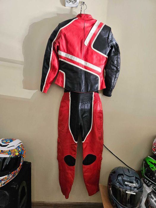 Мото кожени екипи от две части.