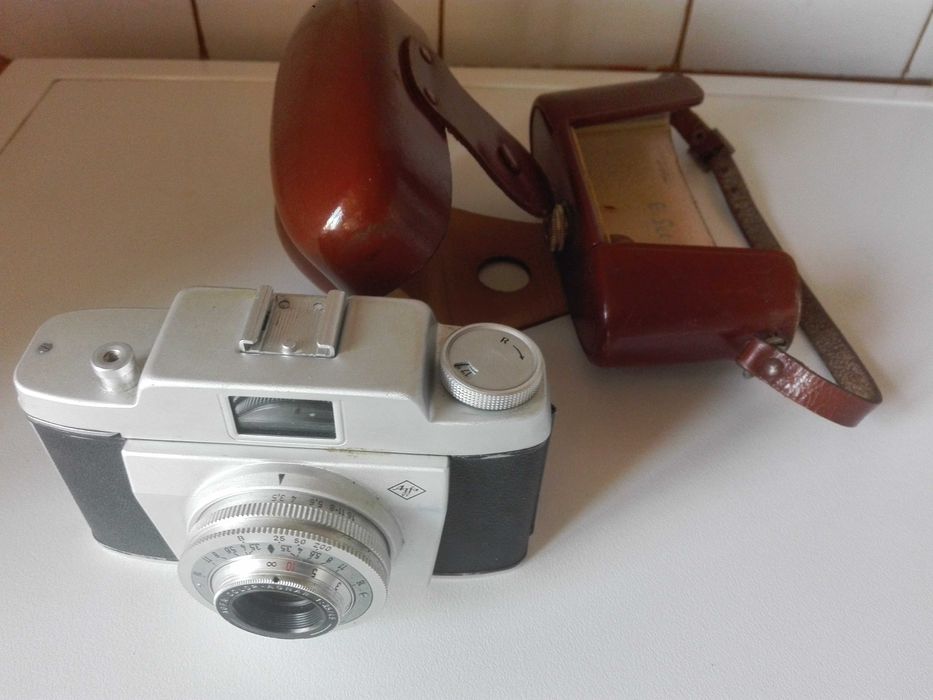 Старо радио GRUNDIG , фотоапарат AGFA и италиянска ваза .