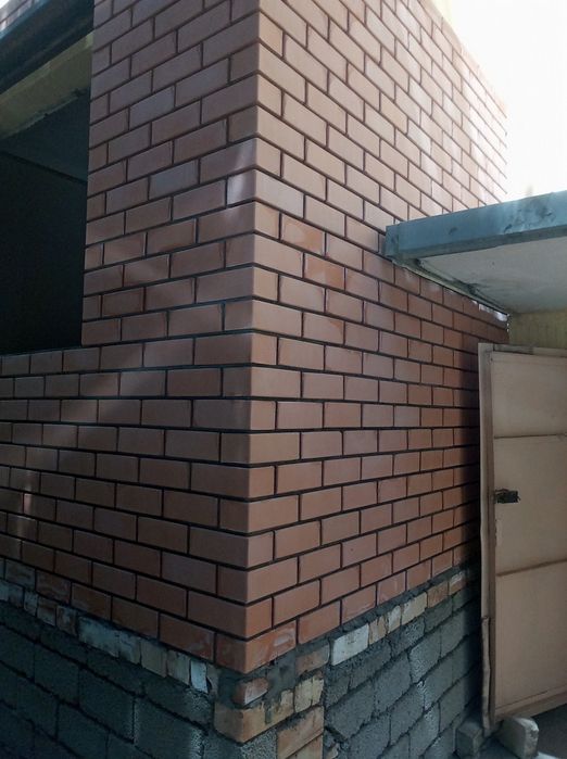 Кладка балкона облицовочным и простым кирпичом