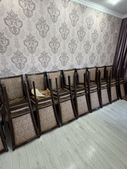 Стол 6 метров.  И 20 стулья