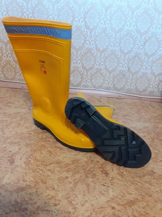 Продавам качествени мъжки ботуши с предпазна пластина отпред, нови