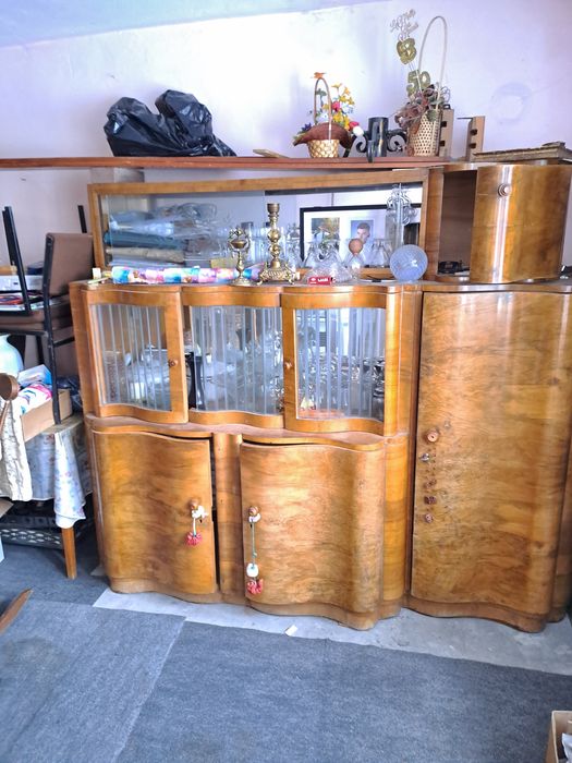 Mobilier curbat cu furnir