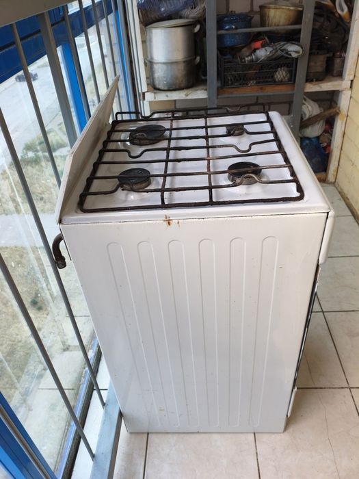 Продам газовую плиту  б/у