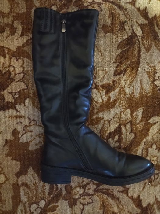 Продам новые женские сапоги