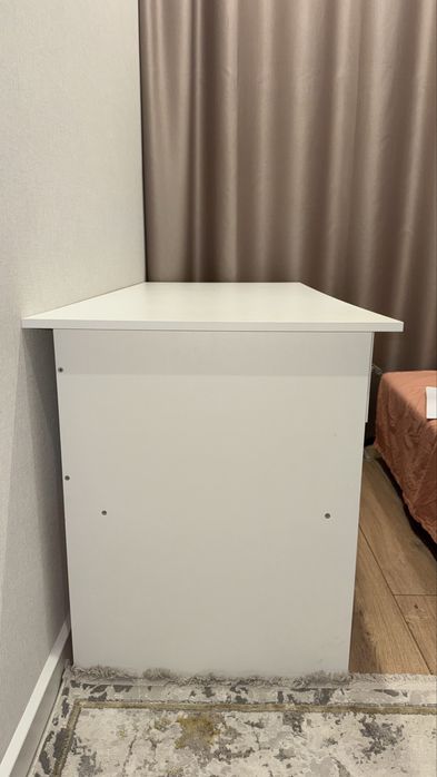 Белый письменный рабочий стол