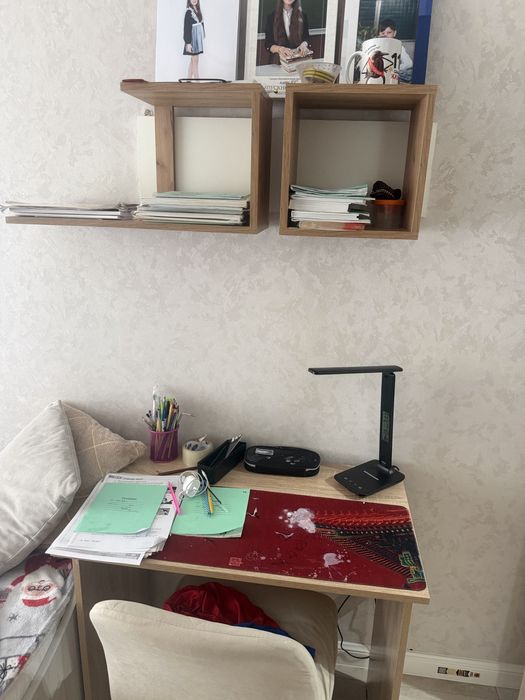 Продам стол и повесной шкафчик