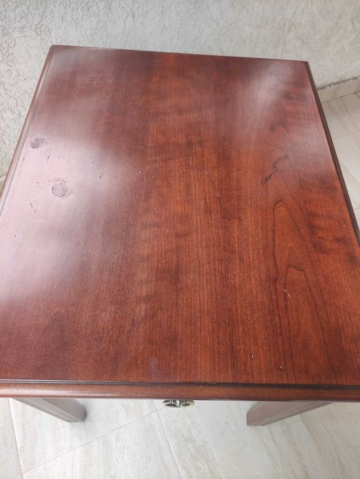 Малка масивна масичка