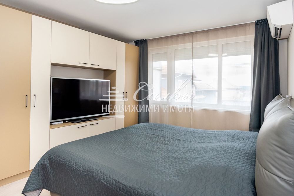 Етаж от къща с ТРИ ГАРАЖА - гр. Велики Преслав!