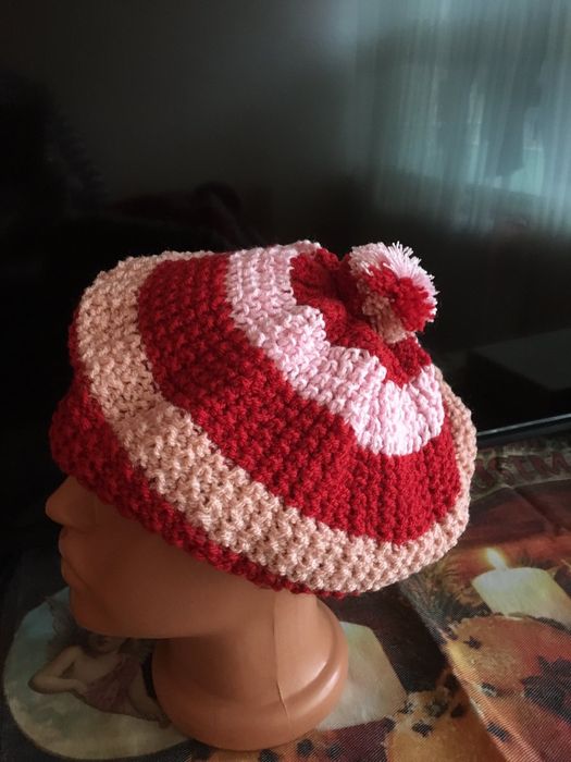 Шапки, ръчно изплетени.