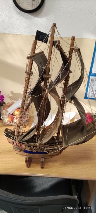 Nava macheta cu pinze