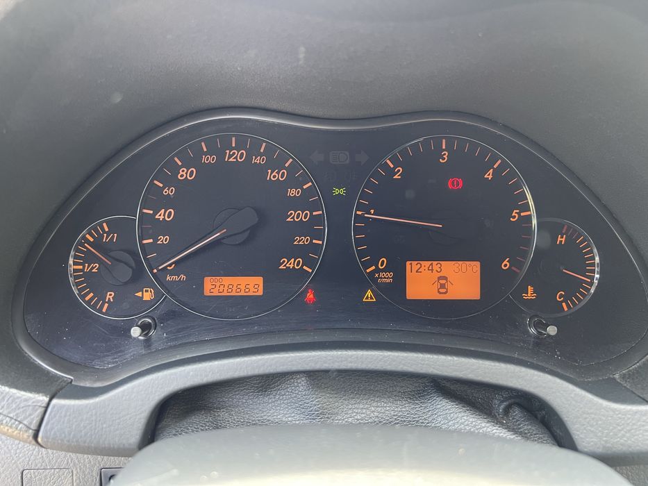 Тойота Авенсис 2.0 126