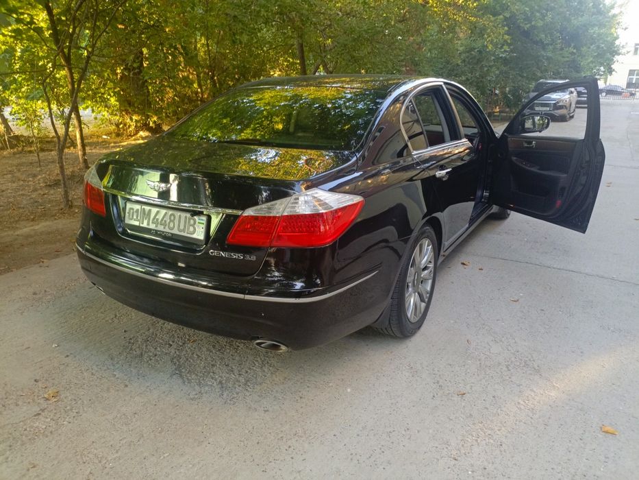Hyundai  Genesis 2010