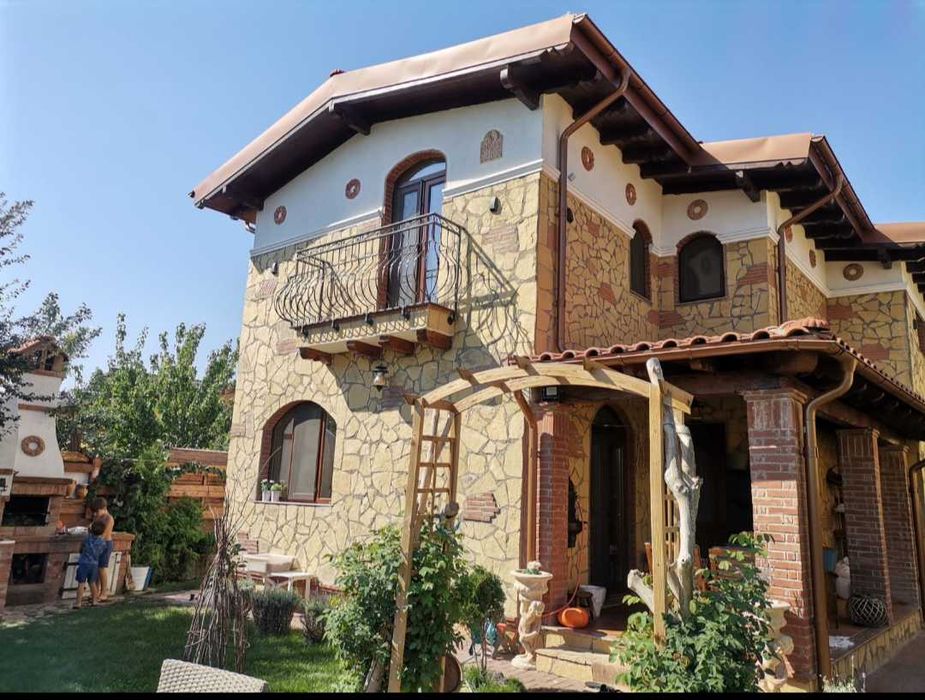 Închiriez sau vând  vila Focsani