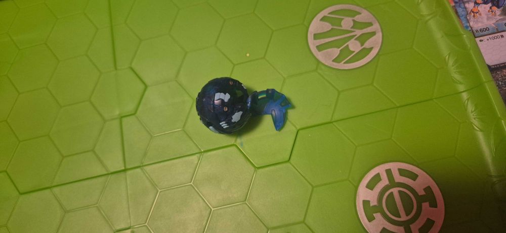 Бакуган арена, фигурки и карти