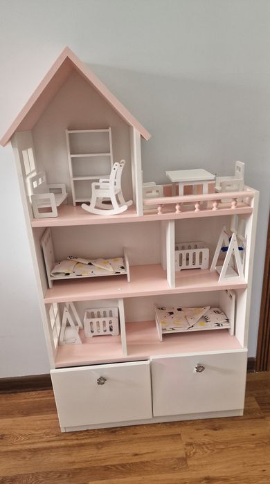 Кровати, парты и домик для кукол с мебелью