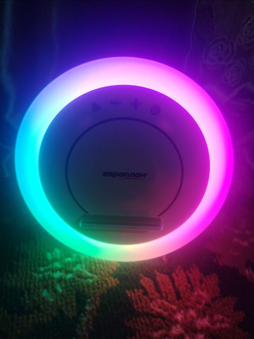 3. Tasi birda. Bluetooth kalonka, svetilnik, kabelsiz zaryadlash qurul