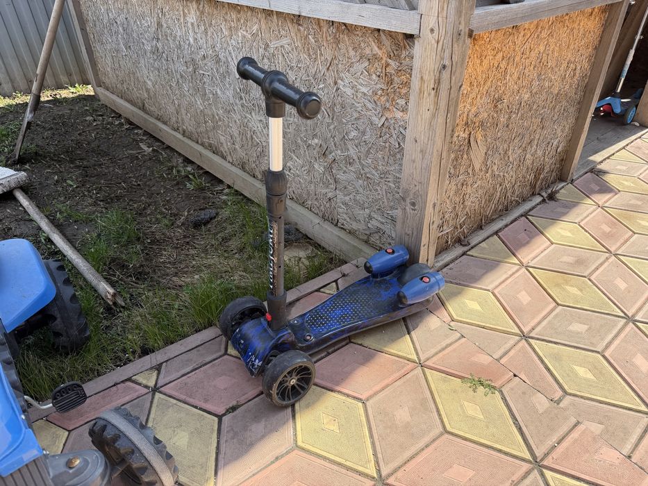 Продам самокат велосипед и детский трактор с прицепом