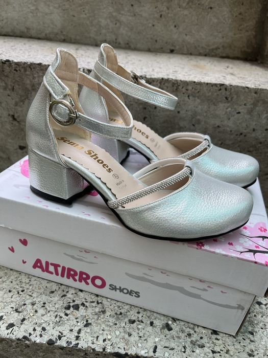 Официални детски обувки на ток