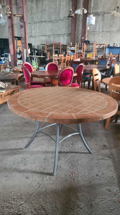 Каменна маса с метални крачета внос от Европа