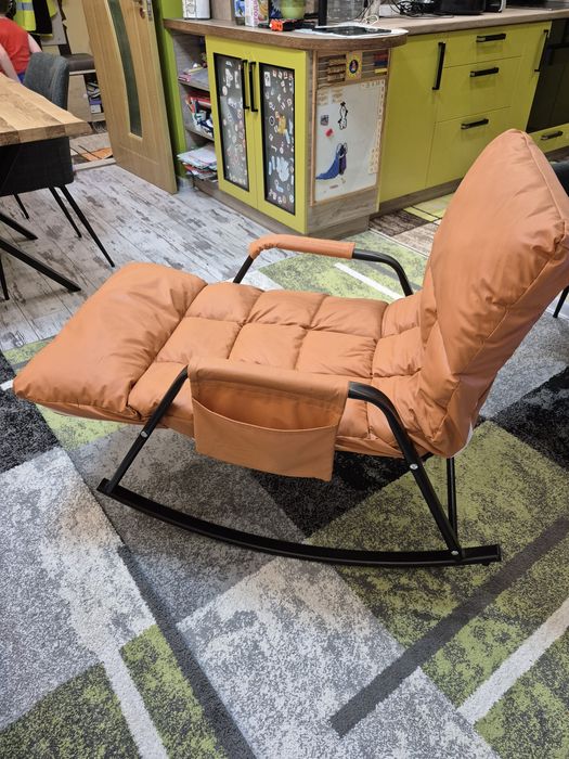 Оранжев люлеещ стол